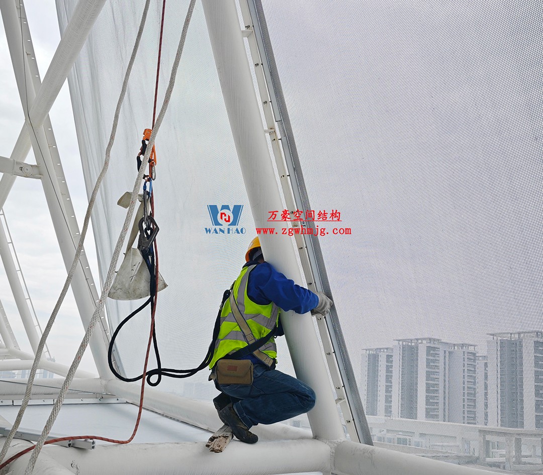 聚焦工程高質量建設，這個網格織物幕墻正在施工安裝中