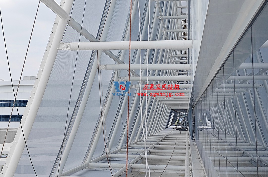 聚焦工程高質量建設，這個網格織物幕墻正在施工安裝中