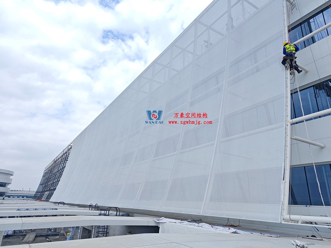 聚焦工程高質量建設，這個網格織物幕墻正在施工安裝中