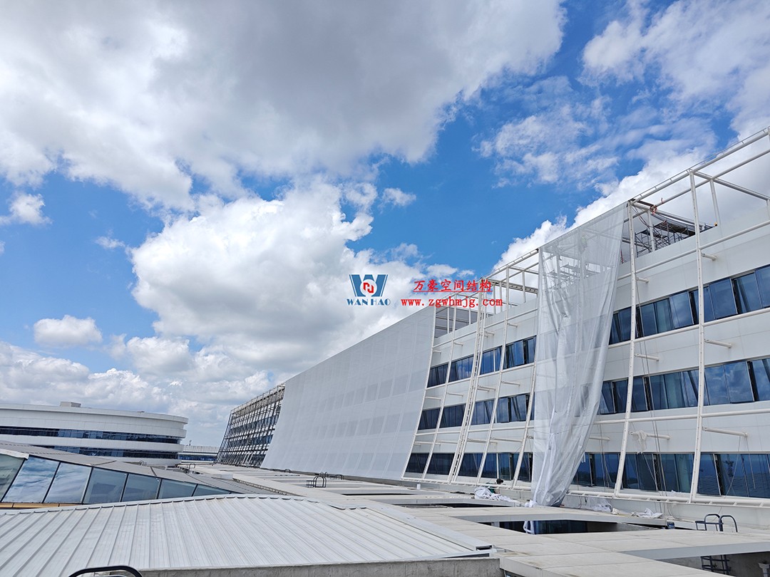 聚焦工程高質量建設，這個網格織物幕墻正在施工安裝中
