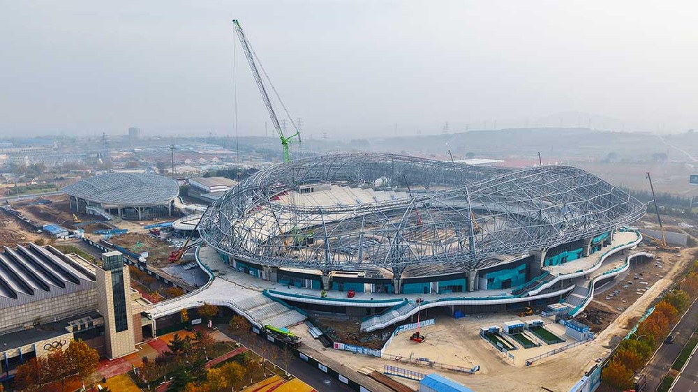 山東蓬萊體育場二次鋼構首吊成功:工程建設新里程碑